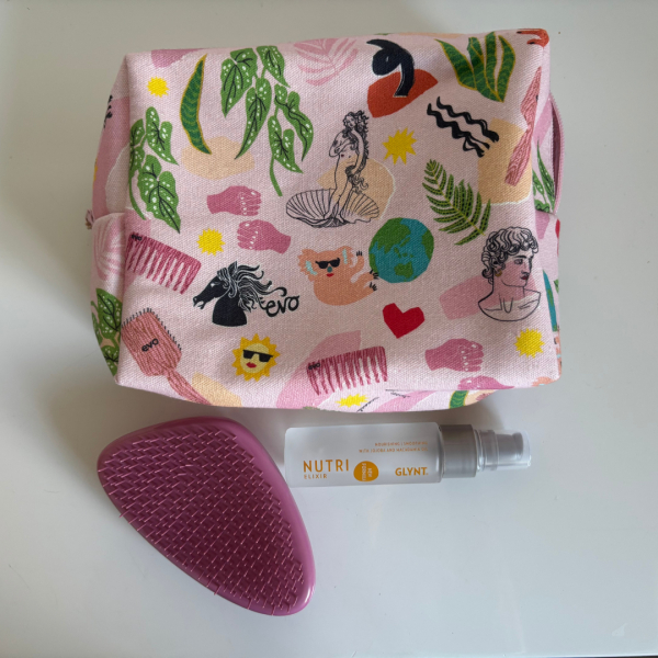 Pink toilet taske, børste og serum