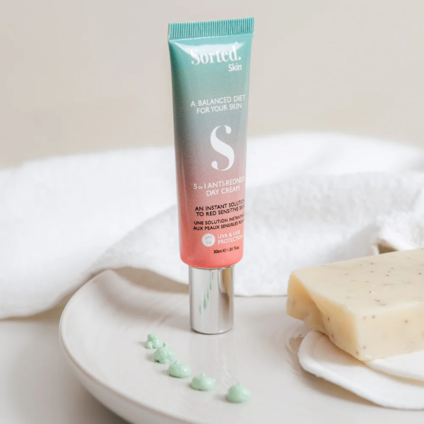 Sorted Skin 5 in 1 Anti-Redness Day Cream SPF50 30 ml 5 in 1 Anti-Redness Day Cream SPF50 – Farvekorrigerende Dagcreme mod Rødme (30 ml)