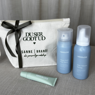Sanne Brandi gavesæt Styling – Hårologi Mega Hold Hairspray, Hair Mousse Strong og lille taske