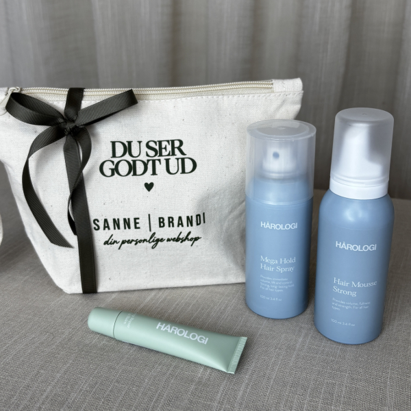 Sanne Brandi gavesæt Styling – Hårologi Mega Hold Hairspray, Hair Mousse Strong og lille taske