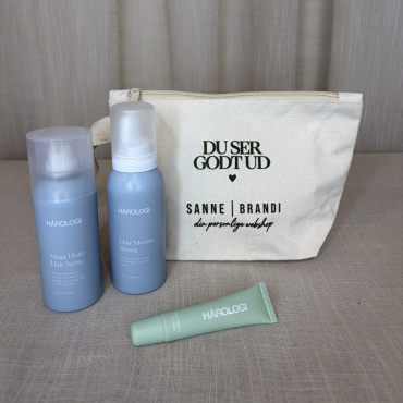 Sanne Brandi gavesæt Styling – Hårologi Mega Hold Hairspray, Hair Mousse Strong og lille taske